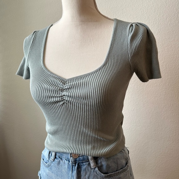 Sage Green Ribbed Crop Top Tee Short Sleeve Ruching Size Small - Picture 3 of 5